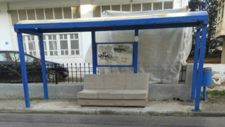 Ευρηματικός Θεσσαλονικιός: Άφησε τον παλιό καναπέ του σε στάση λεωφορείων (vid)
