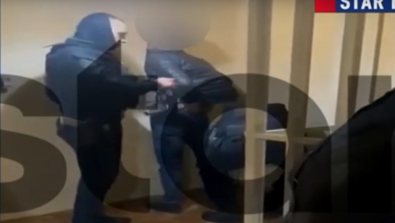 Μάχη σώμα με σώμα: Βίντεο - ντοκουμέντο από τη στιγμή της σύλληψης διαρρήκτη από σπιτονοικοκύρη στον Κολωνό (vid)