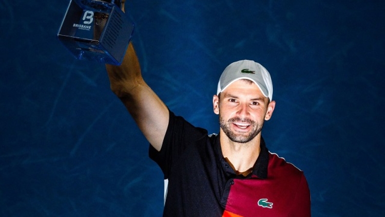 Ο Γκριγκόρ Ντιμιτρόφ πανηγυρίζει με το τρόπαιο του Μπρισμπέιν