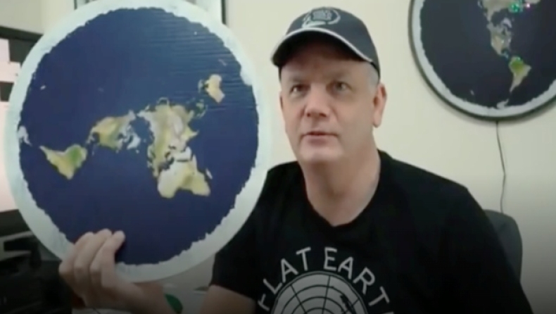 Η άβολη στιγμή που υποστηρικτής της επίπεδης Γης ανακαλύπτει ότι είναι στρογγυλή (vid)