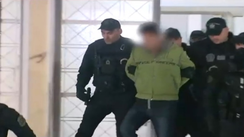 Άγριο γιουχάρισμα στον κρεοπώλη από το οργισμένο πλήθος: «Κτήνος» του φώναζαν οι συγγενείς του Μπάμπη
