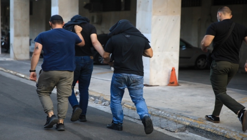 Συνελήφθησαν πέντε μέλη των Bad Blue Boys που εμπλέκονται στη δολοφονία του Μιχάλη Κατσούρη, επειδή ξυλοκόπησαν 15χρονους Σέρβους