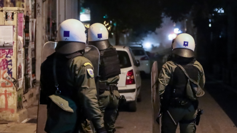 Έβρισε διμοιρία των ΜΑΤ στα Εξάρχεια και όταν τον σταμάτησε βρήκαν ότι οδηγούσε κλεμμένο μηχανάκι