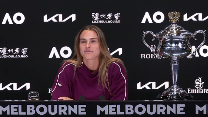 H Αρίνα Σαμπαλένκα με το τρόπαιο του Australian Open στη συνέντευξη Τύπου