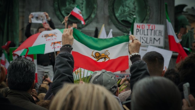 Ιράν: Μια γυναίκα καταδικάστηκε σε 74 μαστιγώσεις επειδή δεν φορούσε την ισλαμική μαντίλα