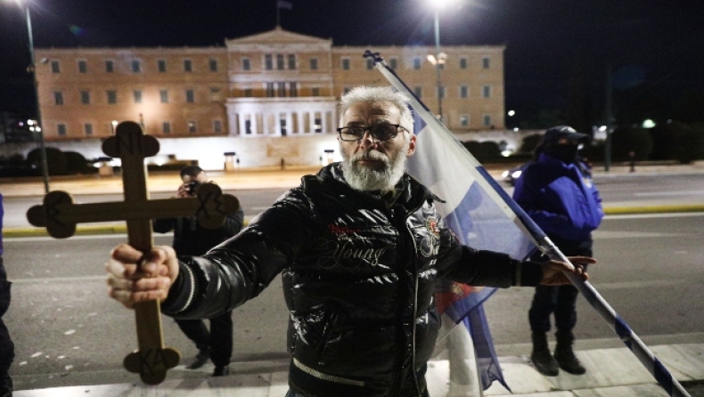 Σύνταγμα: Σημαίες, σταυροί και εικόνες του Χριστού στη συγκέντρωση κατά του νομοσχεδίου για τα ομόφυλα ζευγάρια 