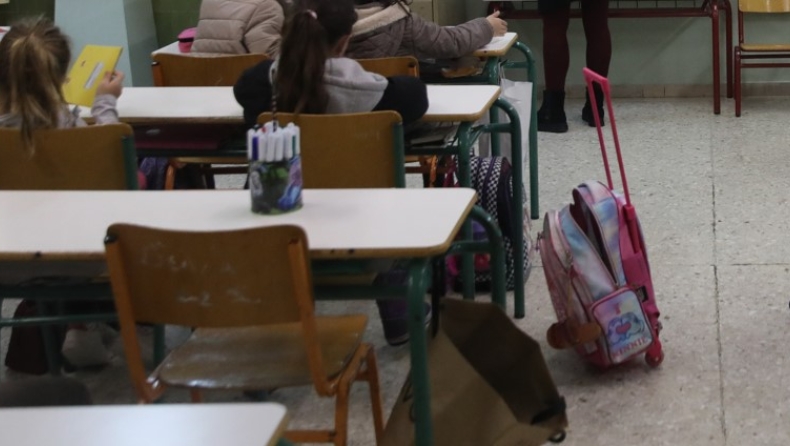 Καθηγητής στο Ρέθυμνο έπαθε ηλεκτροπληξία την ώρα του μαθήματος: «Tινάχθηκε τρία μέτρα πίσω και προσγειώθηκε σε ένα θρανίο»