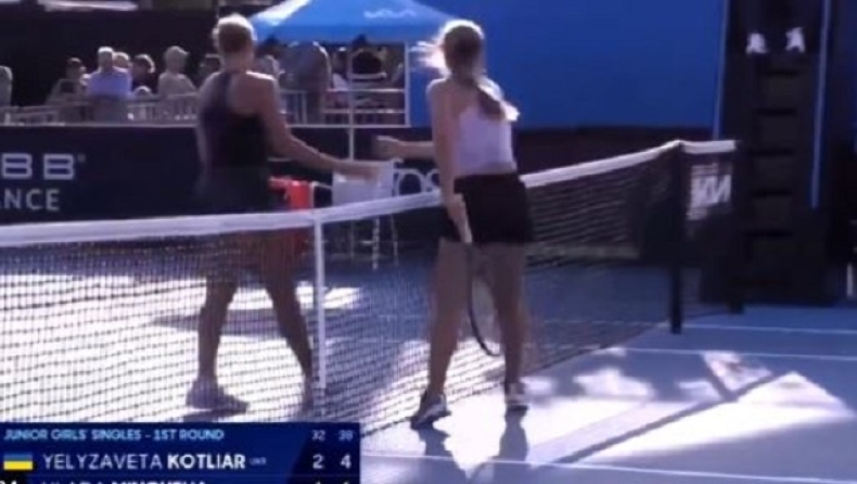 Ουκρανή και Ρωσίδα δίνουν τα χέρια σε αγώνα τένις