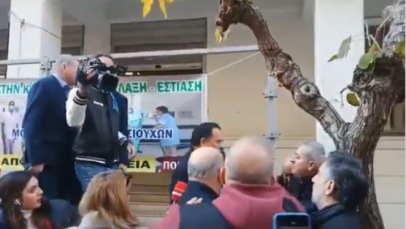 Ένταση συμβασιούχων με Άδωνι έξω από το υπουργείο Υγείας: Του πέταξαν καφέ (vid)