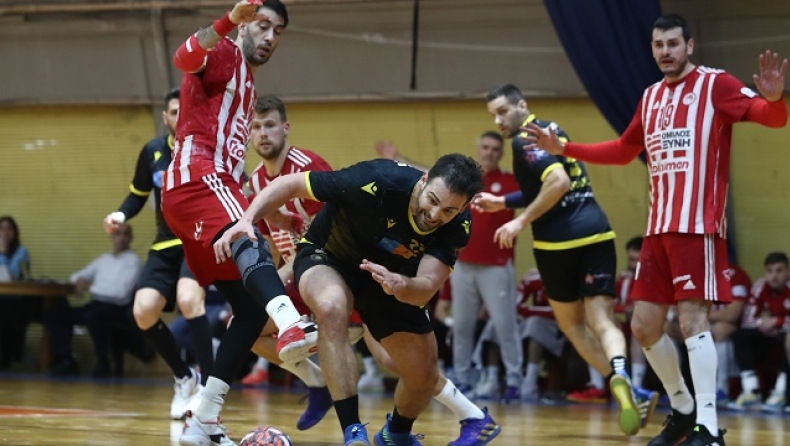 Φάση από το Ολυμπιακός - ΑΕΚ στο κύπελλο χάντμπολ