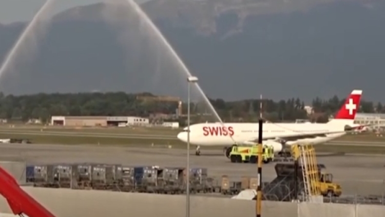 O λόγος για τον οποίο τα πυροσβεστικά βρέχουν με νερό τα αεροπλάνα που προσγειώνονται (vid)