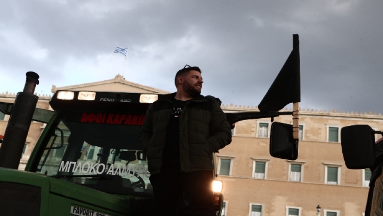 Οι αγρότες «πολιορκούν» τη Βουλή: Στο κέντρο της Αθήνας τα τρακτέρ (pics & vid)