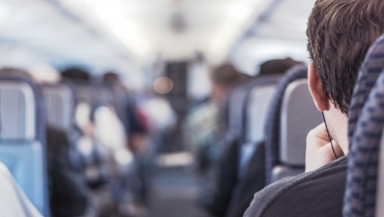 Σοκαρισμένος επιβάτης εντόπισε «κολλητική ταινία» στο φτερό του αεροπλάνου λίγη ώρα πριν την απογείωση