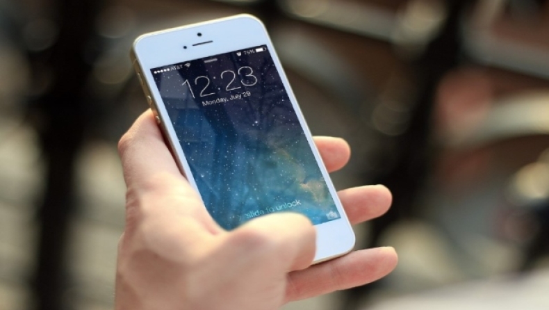 «Μη βάζετε το βρεγμένο τηλέφωνο στο ρύζι»: Η Apple προειδοποιεί τους χρήστες του iPhone