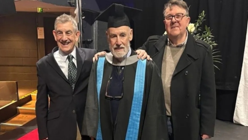 Φοιτητής ετών 95: Συνταξιούχος κατάφερε να πάρει το πτυχίο του και έγινε ο γηραιότερος απόφοιτος