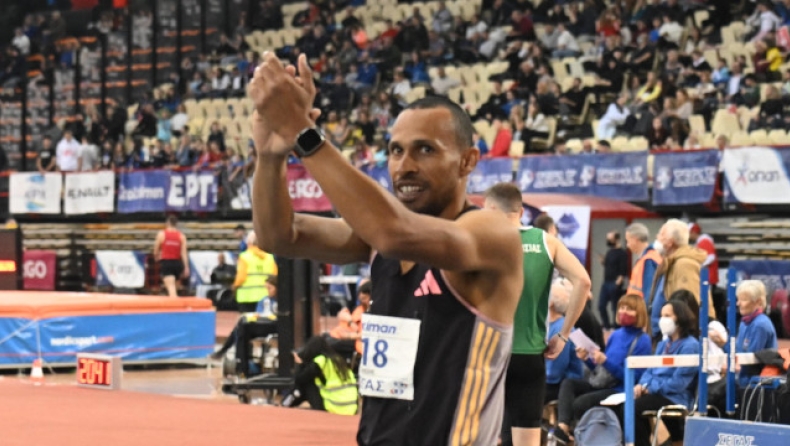 Ο Κώστας Δουβαλίδης χειροκροτεί τον κόσμο στο ΣΕΦ