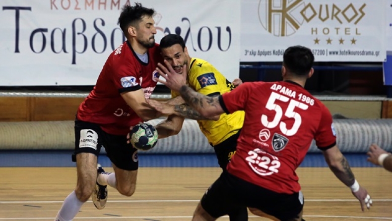 O Λέμος της ΑΕΚ ανάμεσα από δύο παίκτες της Δράμας