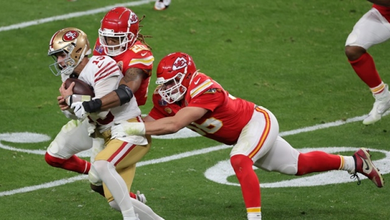 O Γιώργος Καρλαύτης κάνει τάκλιν