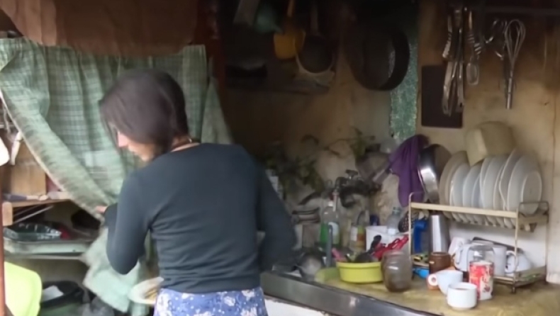 Εισαγγελική παρέμβαση για την απομάκρυνση των παιδιών που ζουν σε λαγούμι στην Κόρινθο (vid)