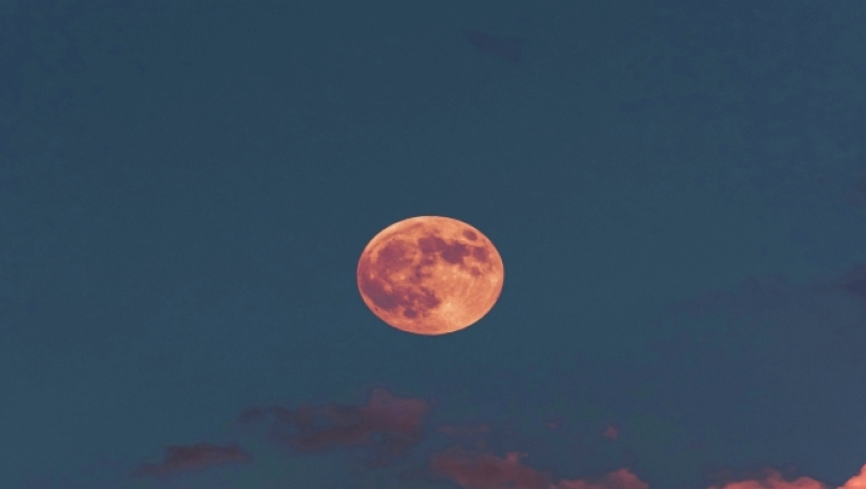 «Το φεγγάρι συρρικνώνεται»: Τι ανησυχεί τους επιστήμονες (vid)