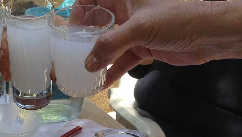O κλάδος των αλκοολούχων ποτών ανακάμπτει ταχύτατα: Ο μεγάλος πρωταγωνιστής των εξαγωγών παραμένει το ούζο