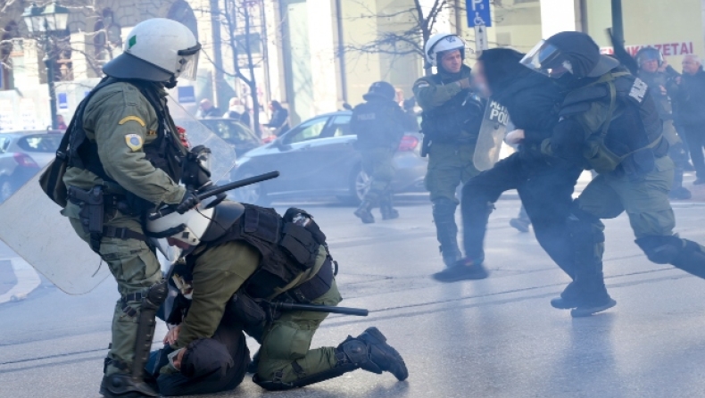 Ένταση στο ΑΠΘ: Πεδίο μάχης με πέτρες και χημικά μετά την πορεία φοιτητών (vid) 