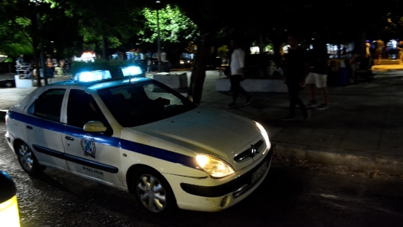 Απίστευτο περιστατικό στην Πάτρα: Έπεσε πάνω σε ΙΧ, παράτησε το όχημά του και έφυγε