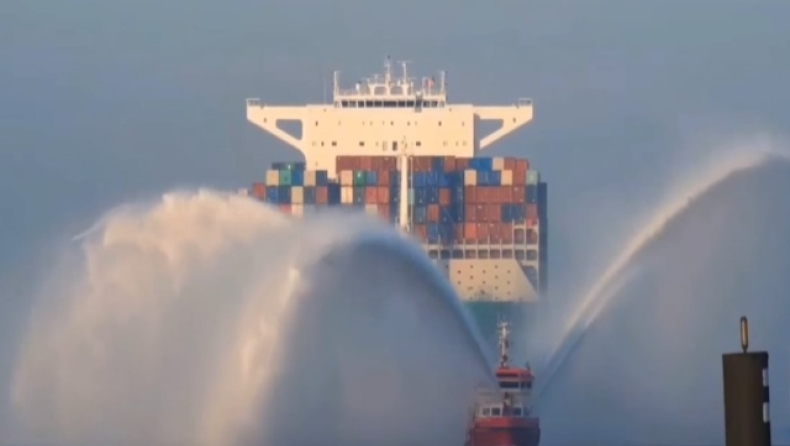 Ο λόγος που τα ρυμουλκά ρίχνουν νερό στο παρθενικό ταξίδι ενός πλοίου (vid)
