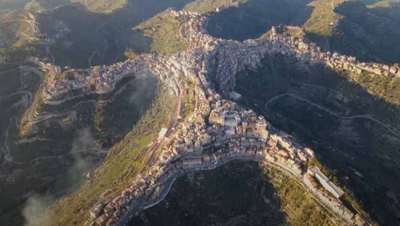 Η κωμόπολη που έχει σχήμα ανθρώπου για την οποία μίλησε ο Θουκυδίδης (vid)