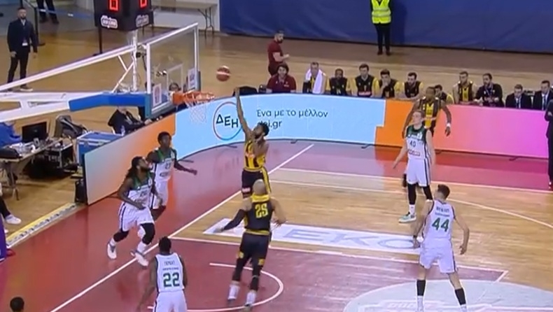 Κύπελλο Ελλάδας Μπάσκετ, Παναθηναϊκός - ΑΕΚ: Η απίθανη προσποίηση του Ραντλ έστειλε στον... αέρα Ναν και Λεσόρ (vid)