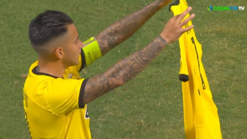 To υπέροχο τατουάζ με τον πανηγυρισμό του Σέρχιο Αραούχο κρατώντας την φανέλα του Μιχάλη Κατσούρη (vid)