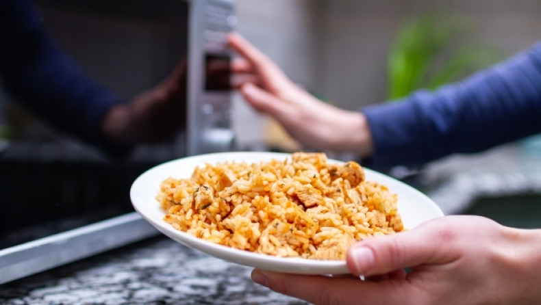 Ζεσταίνεις ξανά το ρύζι σου; Το ίντερνετ διαφωνεί κάθετα σε αυτό και έχει λόγο