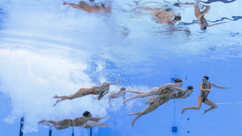 To ομαδικό της συγχρονισμένης στο πρόγραμμά του κάτω από το νερό