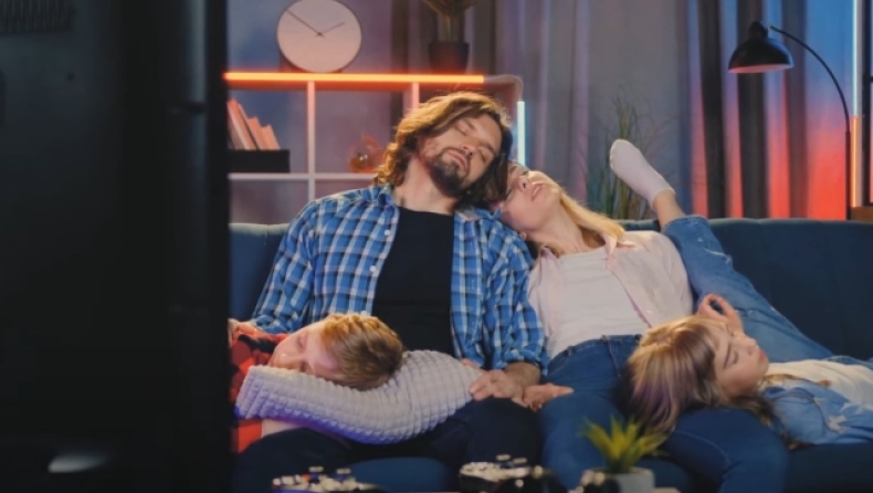 Όλο και περισσότεροι άνθρωποι κοιμούνται με την τηλεόραση ανοιχτή: Οι επιπτώσεις που έχει στην υγεία (vid)