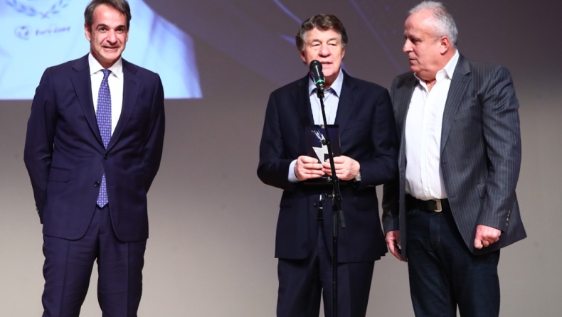 Τα εγκωμιαστικά σχόλια στα ρεπορτάζ της ελληνικής τηλεόρασης για τα Gazzetta Awards (vids)