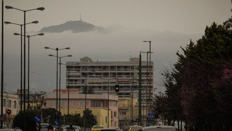 Καιρός: Αποπνικτική ατμόσφαιρα σε όλη τη χώρα με κοκτέιλ αφρικανικής σκόνης και ζέστης (vid)