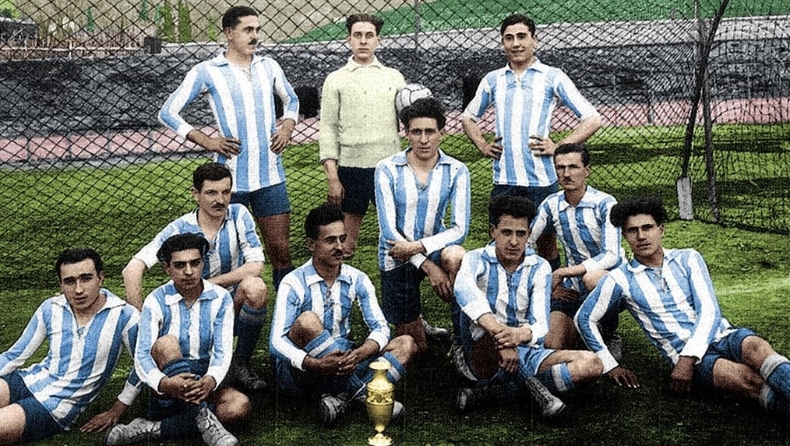 Φωτογραφία της εθνικής ομάδας, παρουσία του Αλβέρτου Ναχμία.