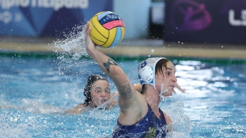 Η Άλκηστη Μπενέκου με το σκουφάκι του Εθνικού