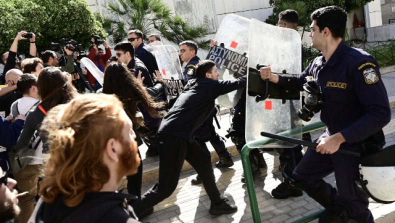 Υπόθεση 12χρονης στον Κολωνό: Επεισόδια κατά τη μεταγωγή του Μίχου και των άλλων κατηγορουμένων (vid)