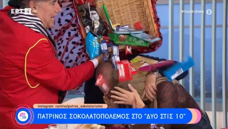 Απίστευτο σκηνικό στην ΕΡΤ: Μπούκαραν στο στούντιο και τους «έλουσαν» με σοκαλατάκια (vid)