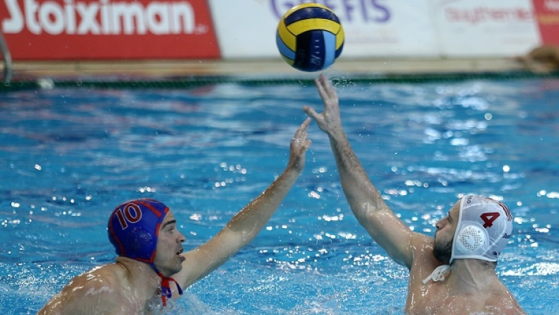 Οι Ντίνος Γενηδουνιάς και Αλέξανδρος Γούνας σε μονομαχία τους στον αγώνα Ολυμπιακός-Πανιώνιος