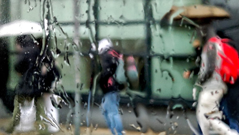 Μαρουσάκης: «Έντονες βροχές και καταιγίδες, πολικές αέριες μάζες από την Ουκρανία ρίχνουν τη θερμοκρασία» (vid)