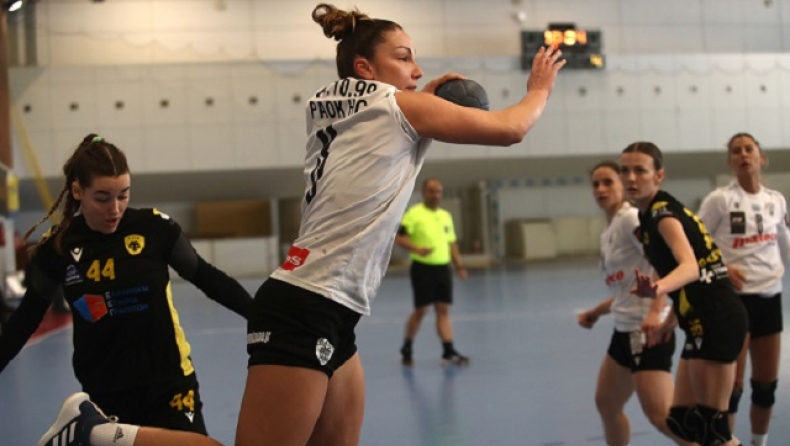 Η Έλενα Κερλίδη σκοράρει για τον ΠΑΟΚ, κόντρα στην ΑΕΚ