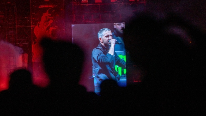 ΛΕΞ: Ποζάρει με μπλούζα Νάπολι και έρχεται στην Αθήνα για το Off the Hook Festival 