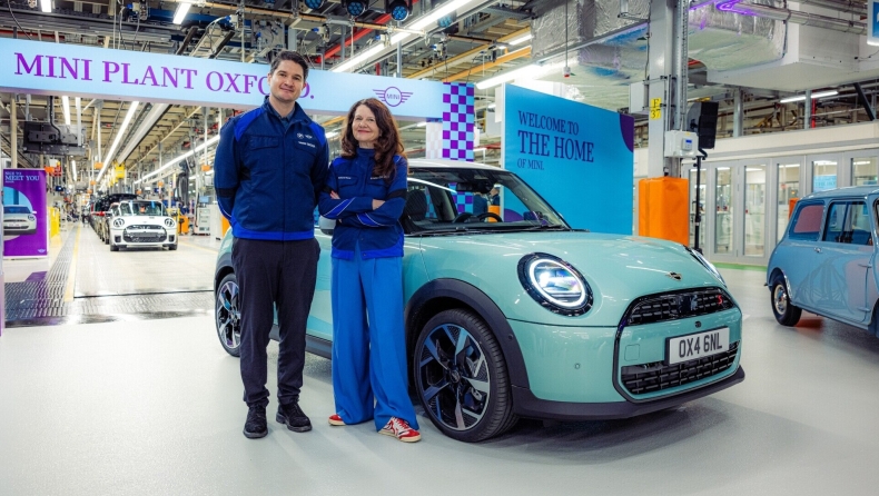 MINI Cooper: Με τον Κούπερ πίσω από το τιμόνι άρχισε η παραγωγή του στην Οξφόρδη