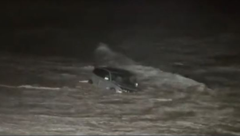 Την καταδίωκε η αστυνομία και για να γλιτώσει έπεσε με το ΙΧ της στη θάλασσα: Βίντεο από την διάσωση