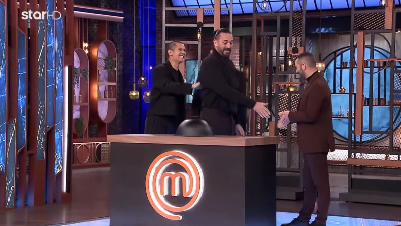 Μπήκε στο πλατό του MasterChef και ο Κουτσόπουλος τον υποδέχθηκε με μυθική ατάκα: «Ήρθες με αερόσολα;» (vid)