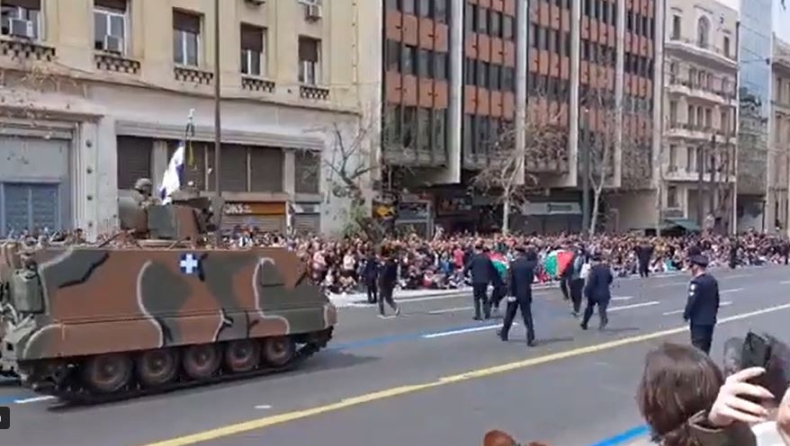 Στήριξη στην Παλαιστίνη κατά την διάρκεια της παρέλασης: Μπήκαν με σημαίες μπροστά στα άρματα (vid)