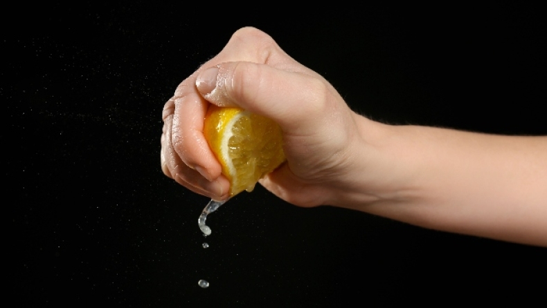 Τόσο καιρό στύβουμε το λεμόνι λάθος: Ο νέος τρόπος που τρέλανε τους χρήστες του TikTok