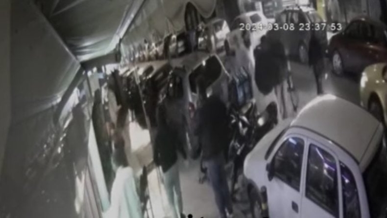 Η στιγμή του πυροβολισμού στον Άγιο Παντελεήμονα: Τύπος μιλούσε ατάραχος την ώρα που έπεφταν σφαίρες (vid)